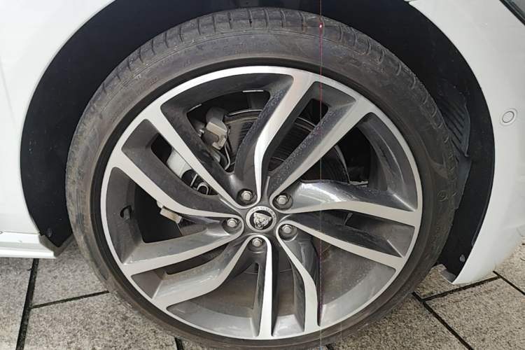 Used Jaguar XFL 2024 2.0T P300 Four-Wheel Drive Flagship Sport Gold Edition Right Front Wheel Hub