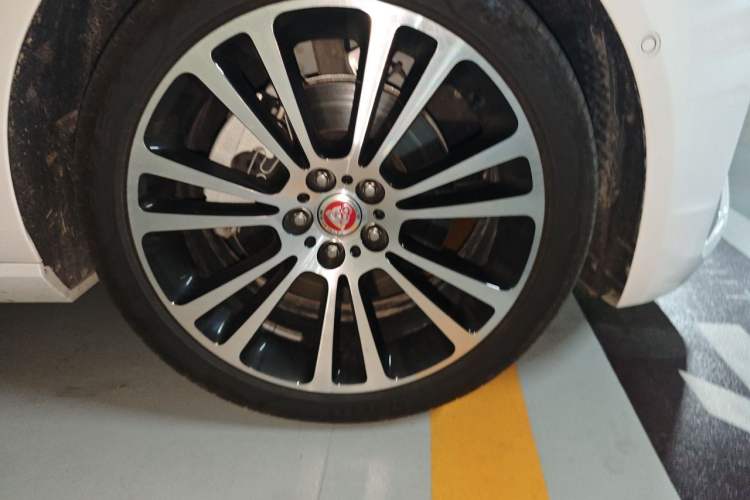 Used Jaguar XFL 2024 2.0T P250 Two-Wheel Drive Prestige Luxury Edition Right Front Wheel Hub