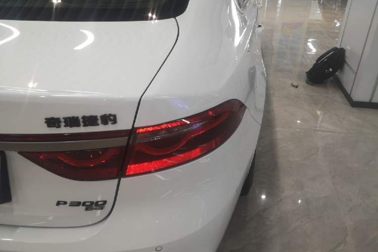 Used Jaguar XFL 2024 2.0T P300 Four-Wheel Drive Flagship Sport Gold Edition Right Rear Taillight