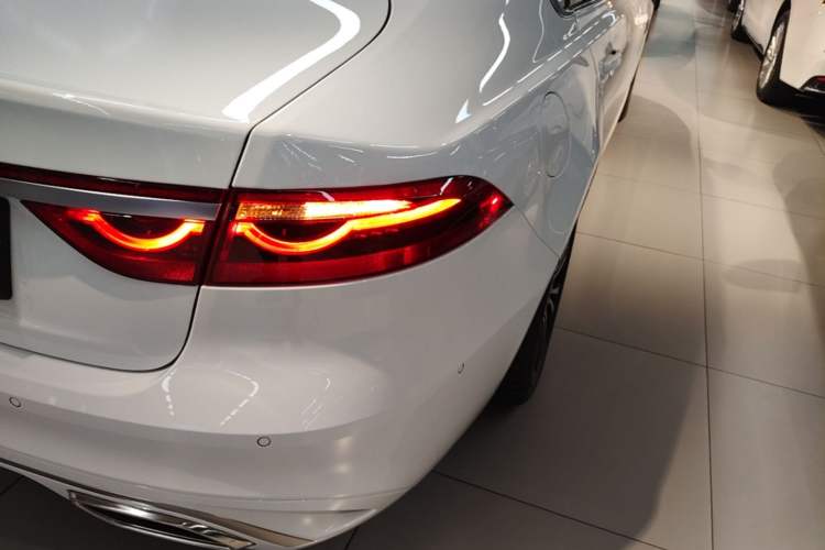 Used Jaguar XFL 2024 2.0T P250 Two-Wheel Drive Prestige Luxury Edition Right Rear Taillight