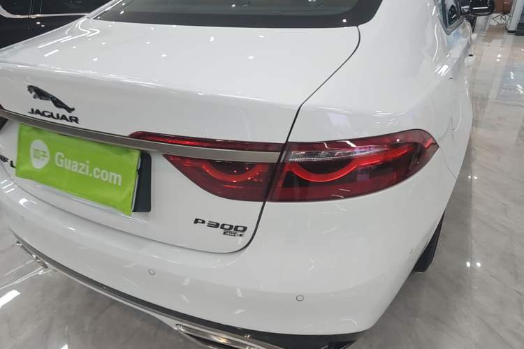 Used Jaguar XFL 2024 2.0T P300 Four-Wheel Drive Flagship Sport Gold Edition Right Rear Taillight