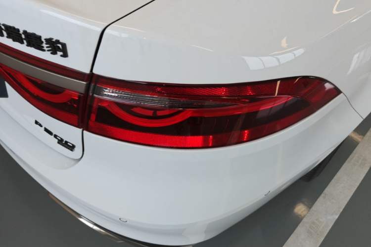 Used Jaguar XFL 2024 2.0T P300 Four-Wheel Drive Flagship Sport Gold Edition Right Rear Taillight