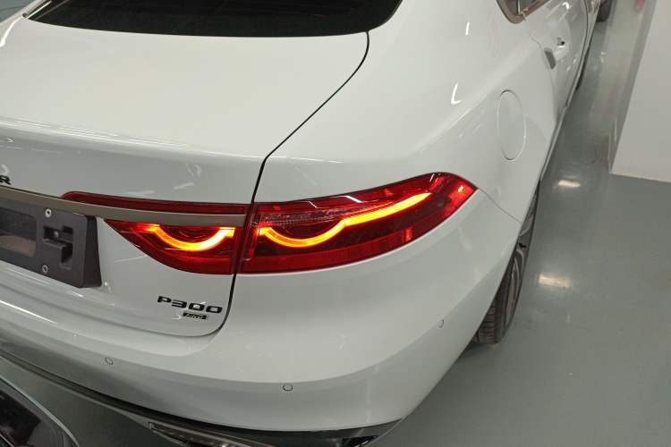 Used Jaguar XFL 2024 2.0T P300 Four-Wheel Drive Flagship Sport Gold Edition Right Rear Taillight