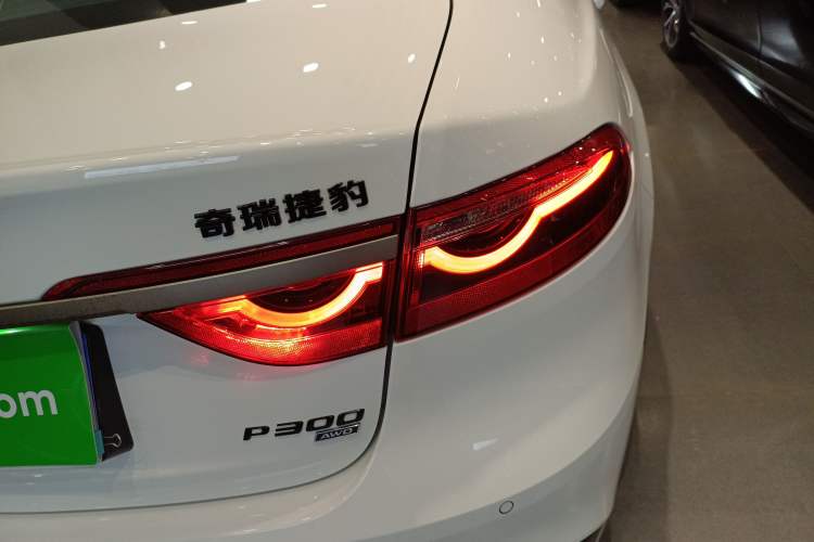 Used Jaguar XFL 2024 2.0T P300 Four-Wheel Drive Flagship Sport Gold Edition Right Rear Taillight