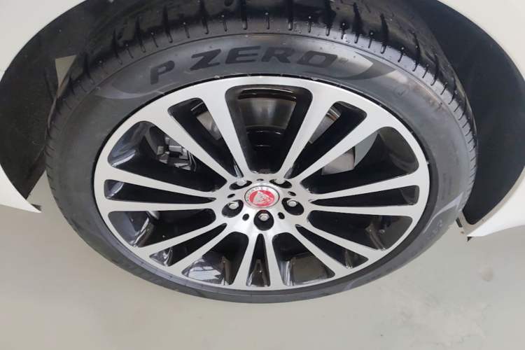 Used Jaguar XFL 2024 2.0T P250 Two-Wheel Drive Prestige Luxury Edition Right Rear Wheel Hub
