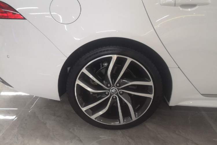 Used Jaguar XFL 2024 2.0T P300 Four-Wheel Drive Flagship Sport Gold Edition Right Rear Wheel Hub