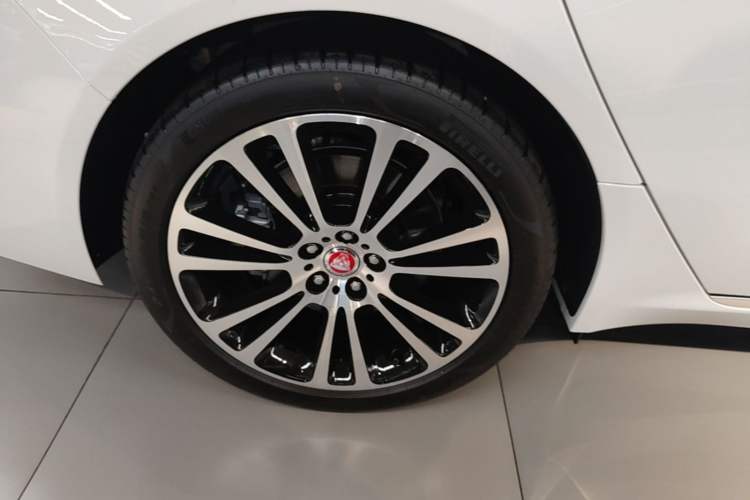 Used Jaguar XFL 2024 2.0T P250 Two-Wheel Drive Prestige Luxury Edition Right Rear Wheel Hub