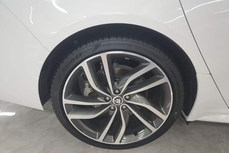 Used Jaguar XFL 2024 2.0T P300 Four-Wheel Drive Flagship Sport Gold Edition Right Rear Wheel Hub
