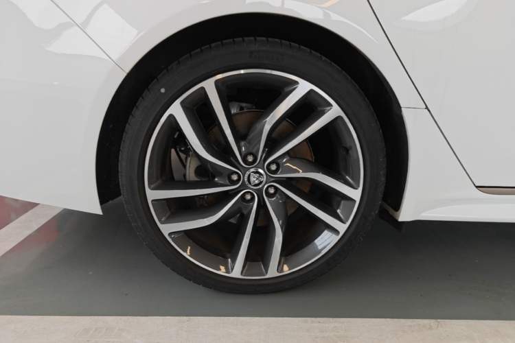 Used Jaguar XFL 2024 2.0T P300 Four-Wheel Drive Flagship Sport Gold Edition Right Rear Wheel Hub
