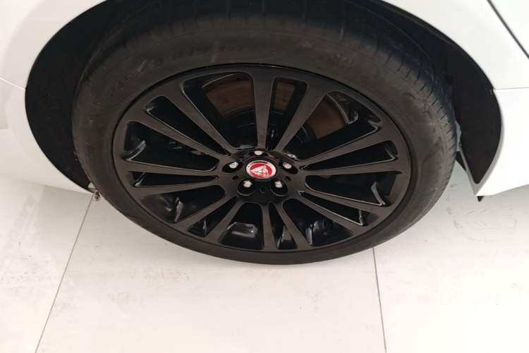 Used Jaguar XFL 2024 2.0T P250 Two-Wheel Drive Prestige Luxury Edition Right Rear Wheel Hub