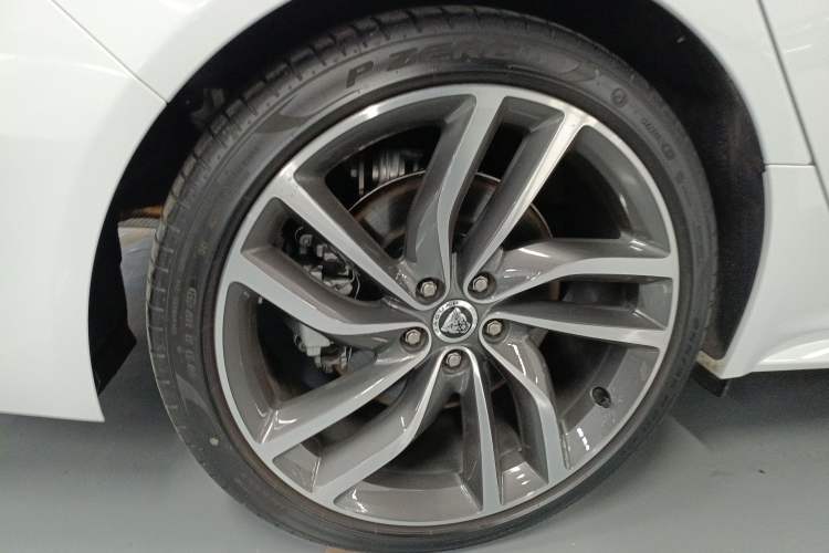 Used Jaguar XFL 2024 2.0T P300 Four-Wheel Drive Flagship Sport Gold Edition Right Rear Wheel Hub