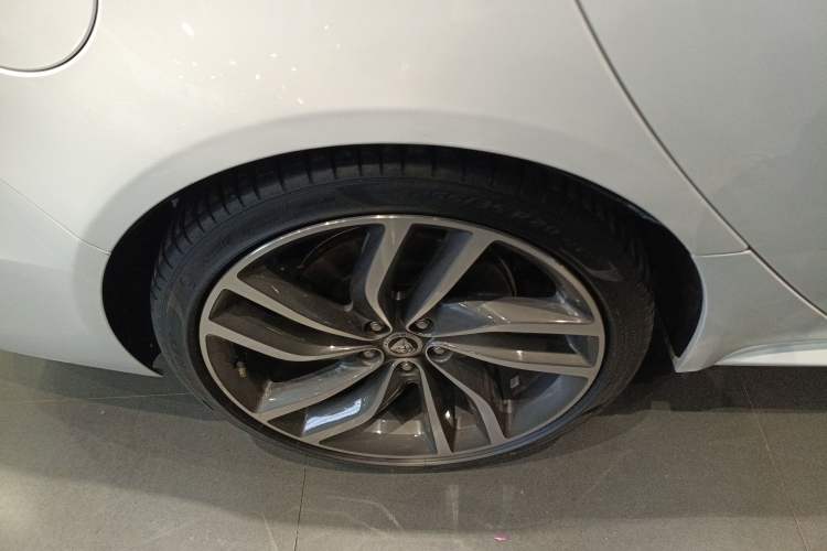 Used Jaguar XFL 2024 2.0T P300 Four-Wheel Drive Flagship Sport Gold Edition Right Rear Wheel Hub