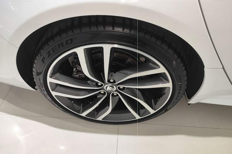 Used Jaguar XFL 2024 2.0T P300 Four-Wheel Drive Flagship Sport Gold Edition Right Rear Wheel Hub