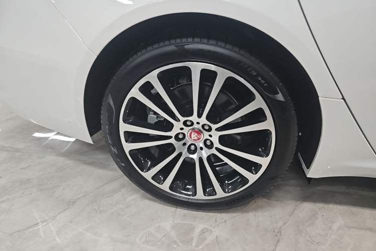 Used Jaguar XFL 2024 2.0T P250 Two-Wheel Drive Prestige Luxury Edition Right Rear Wheel Hub