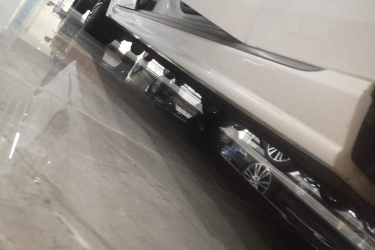 Used Jaguar XFL 2024 2.0T P300 Four-Wheel Drive Flagship Sport Gold Edition Right Side Sill