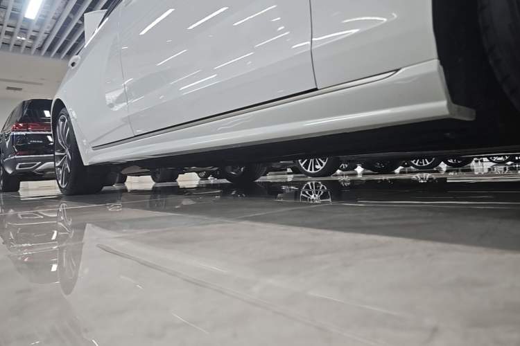 Used Jaguar XFL 2024 2.0T P300 Four-Wheel Drive Flagship Sport Gold Edition Right Side Sill