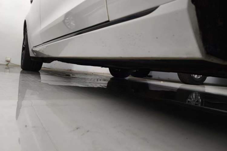 Used Jaguar XFL 2024 2.0T P250 Two-Wheel Drive Prestige Luxury Edition Right Side Sill