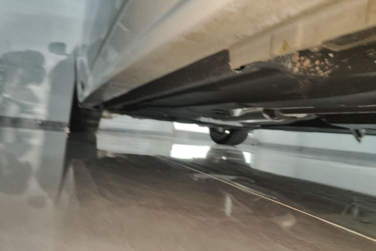 Used Jaguar XFL 2024 2.0T P300 Four-Wheel Drive Flagship Sport Gold Edition Right Side Sill