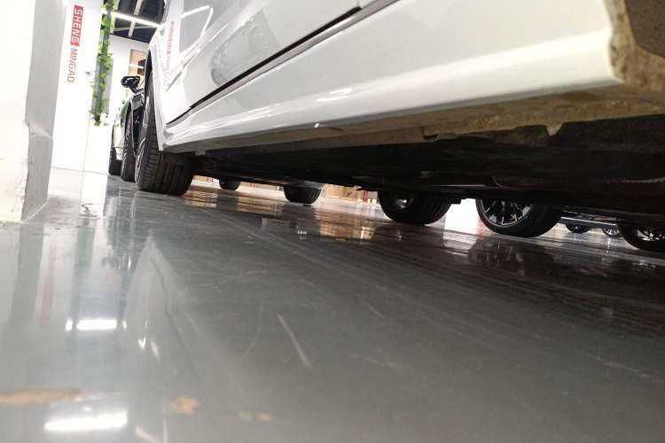 Used Jaguar XFL 2024 2.0T P300 Four-Wheel Drive Flagship Sport Gold Edition Right Side Sill