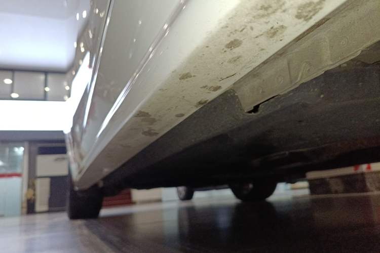 Used Jaguar XFL 2024 2.0T P300 Four-Wheel Drive Flagship Sport Gold Edition Right Side Sill