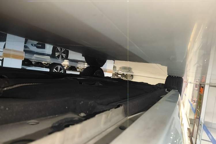 Used Jaguar XFL 2024 2.0T P300 Four-Wheel Drive Flagship Sport Gold Edition Right Side Sill