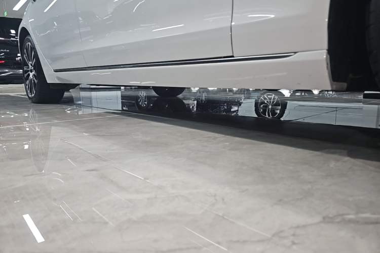 Used Jaguar XFL 2024 2.0T P250 Two-Wheel Drive Prestige Luxury Edition Right Side Sill