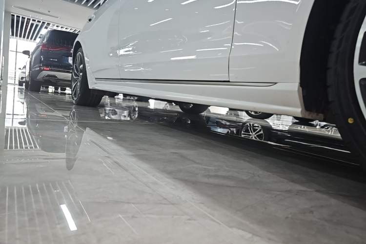 Used Jaguar XFL 2024 2.0T P300 Four-Wheel Drive Flagship Sport Gold Edition Right Side Sill