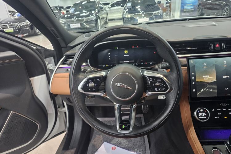 Used Jaguar XFL 2024 2.0T P300 Four-Wheel Drive Flagship Sport Gold Edition Steering Wheel