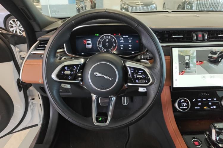 Used Jaguar XFL 2024 2.0T P300 Four-Wheel Drive Flagship Sport Gold Edition Steering Wheel