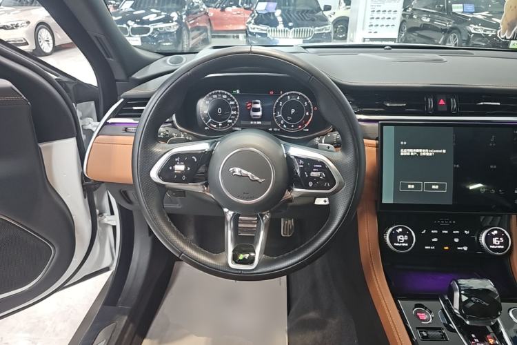 Used Jaguar XFL 2024 2.0T P300 Four-Wheel Drive Flagship Sport Gold Edition Steering Wheel