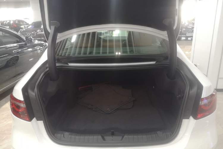 Used Jaguar XFL 2024 2.0T P300 Four-Wheel Drive Flagship Sport Gold Edition Trunk
