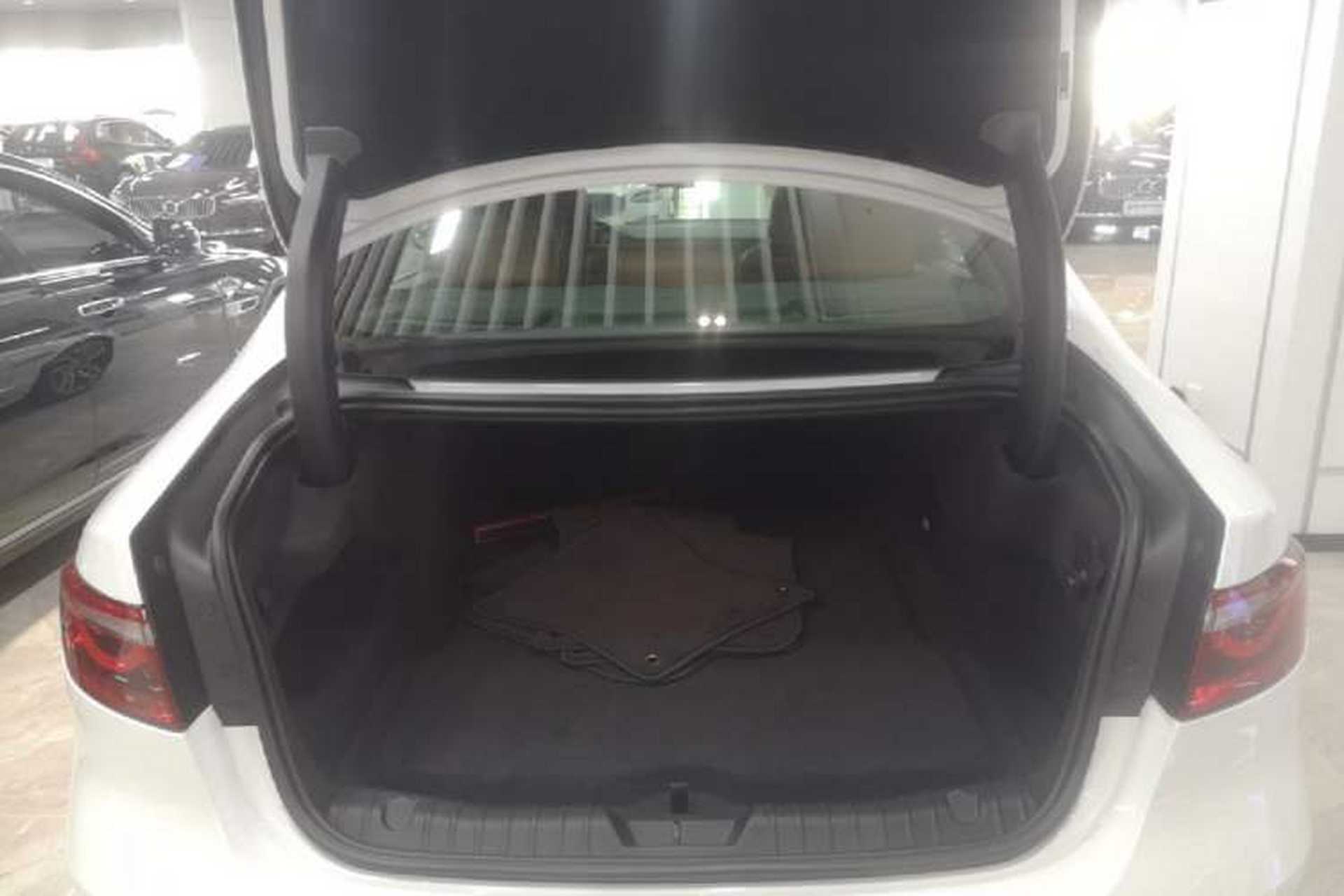Used Jaguar XFL 2024 2.0T P300 Four-Wheel Drive Flagship Sport Gold Edition Trunk