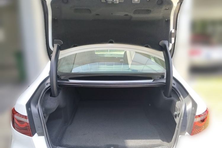 Used Jaguar XFL 2024 2.0T P300 Four-Wheel Drive Flagship Sport Gold Edition Trunk
