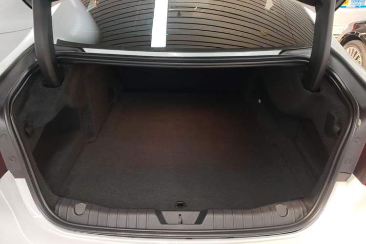 Used Jaguar XFL 2024 2.0T P250 Two-Wheel Drive Prestige Luxury Edition Trunk