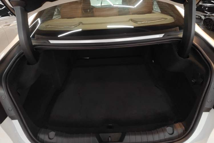 Used Jaguar XFL 2024 2.0T P300 Four-Wheel Drive Flagship Sport Gold Edition Trunk