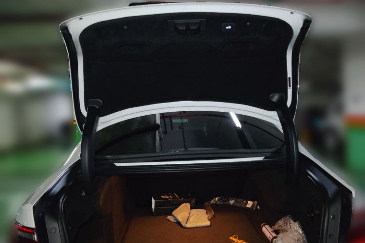 Used Jaguar XFL 2024 2.0T P300 Four-Wheel Drive Flagship Sport Gold Edition Trunk