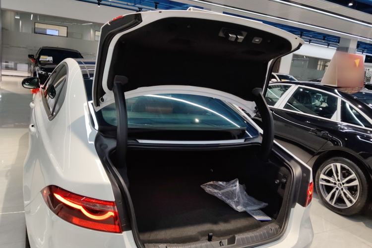Used Jaguar XFL 2024 2.0T P300 Four-Wheel Drive Flagship Sport Gold Edition Trunk