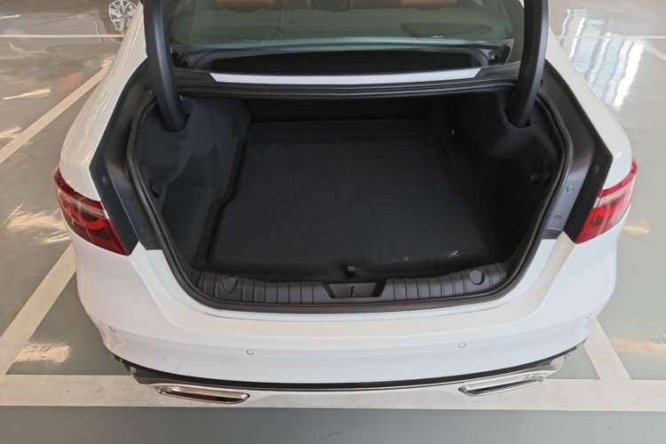 Used Jaguar XFL 2024 2.0T P300 Four-Wheel Drive Flagship Sport Gold Edition Trunk