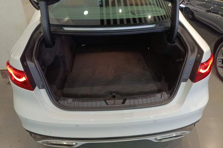 Used Jaguar XFL 2024 2.0T P300 Four-Wheel Drive Flagship Sport Gold Edition Trunk