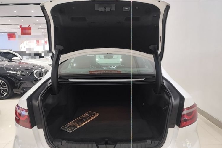 Used Jaguar XFL 2024 2.0T P300 Four-Wheel Drive Flagship Sport Gold Edition Trunk