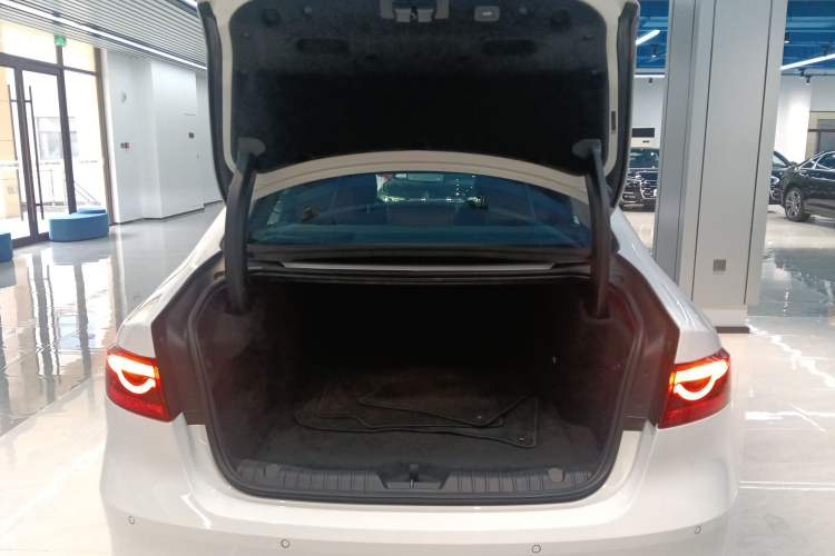 Used Jaguar XFL 2024 2.0T P300 Four-Wheel Drive Flagship Sport Gold Edition Trunk