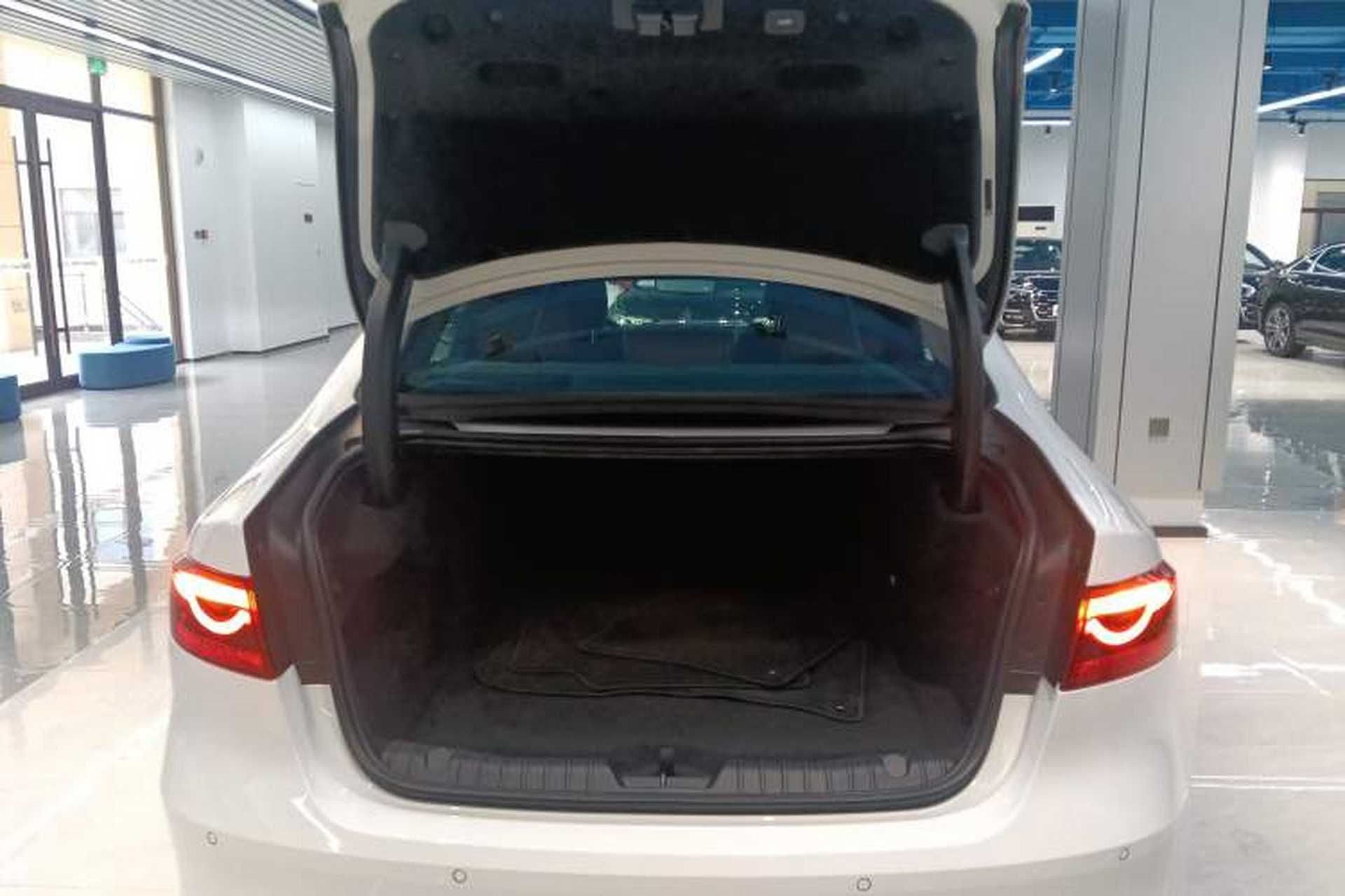 Used Jaguar XFL 2024 2.0T P300 Four-Wheel Drive Flagship Sport Gold Edition Trunk