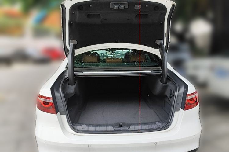 Used Jaguar XFL 2024 2.0T P300 Four-Wheel Drive Flagship Sport Gold Edition Trunk