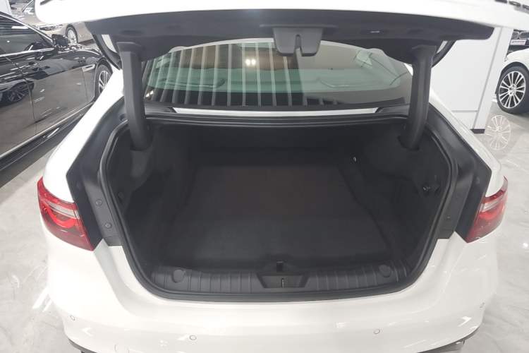 Used Jaguar XFL 2024 2.0T P300 Four-Wheel Drive Flagship Sport Gold Edition Trunk