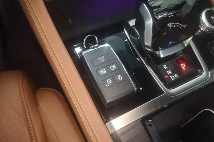 Used Jaguar XFL 2024 2.0T P300 Four-Wheel Drive Flagship Sport Gold Edition Vehicle Key