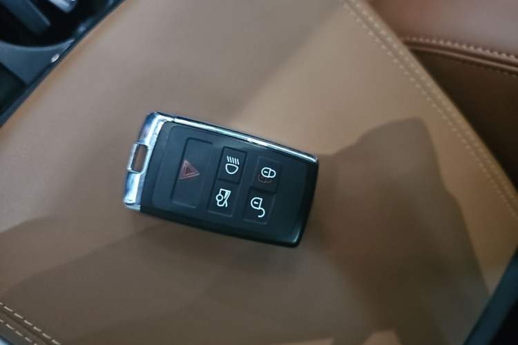 Used Jaguar XFL 2024 2.0T P300 Four-Wheel Drive Flagship Sport Gold Edition Vehicle Key
