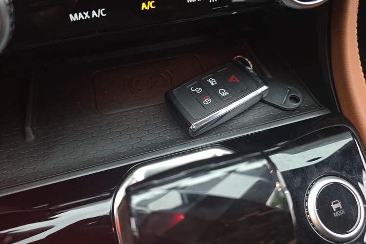 Used Jaguar XFL 2024 2.0T P300 Four-Wheel Drive Flagship Sport Gold Edition Vehicle Key