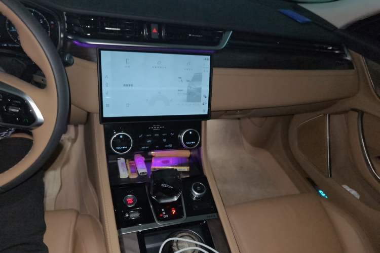 Used Jaguar XFL 2025 Model—2.0T P250, Two-Wheel Drive, Premium Luxury Edition Audio And AC Panel