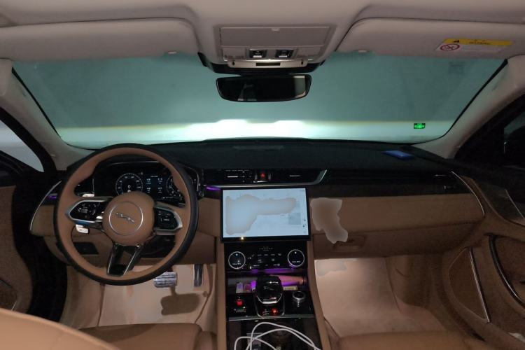 Used Jaguar XFL 2025 Model—2.0T P250, Two-Wheel Drive, Premium Luxury Edition Center Console