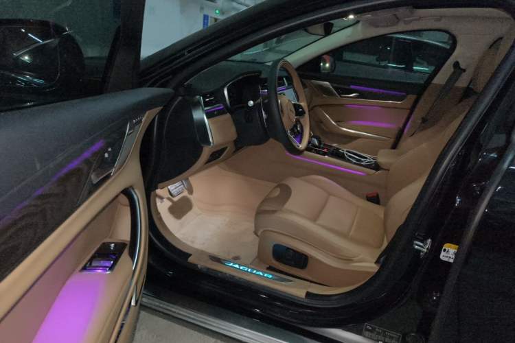 Used Jaguar XFL 2025 Model—2.0T P250, Two-Wheel Drive, Premium Luxury Edition Driver Seat